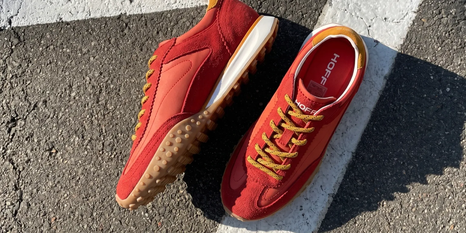 Modne sportowe buty w stylu lat 80. Z czym łączyć je na co dzień?