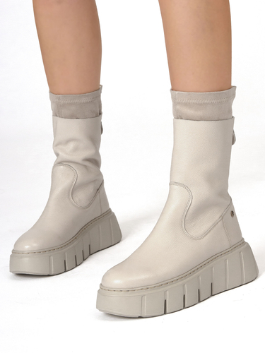 Maciejka Platform Beige Boots