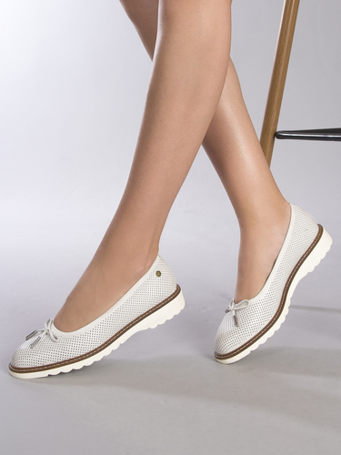 Maciejka White Leather Low Shoes