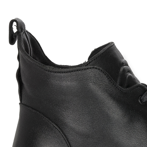 37 / 5 000 Wyniki tłumaczenia Black flat leather Boccato boots
