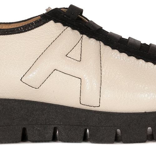 Aga women's beige leather low shoes