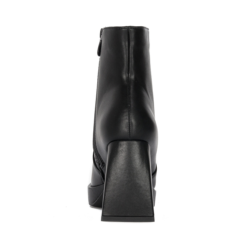 Black high-heeled women's boots