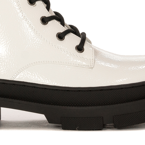 D&A Women's warmed lacquered White Ankle boots
