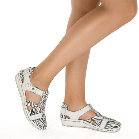 Maciejka 01403-11/00-5 White Flat Shoes