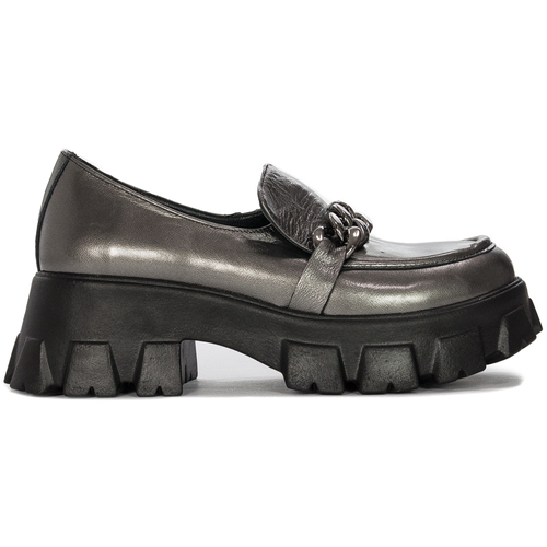 Venezia Women's shoes, loafers, leather lacquer with a chain Silver
