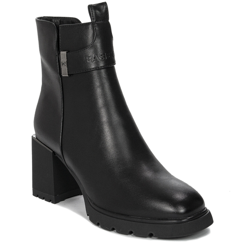 Women's Filippo boots on a black insulated post
