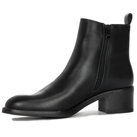 Black boots Sergio Leone insulated on the post