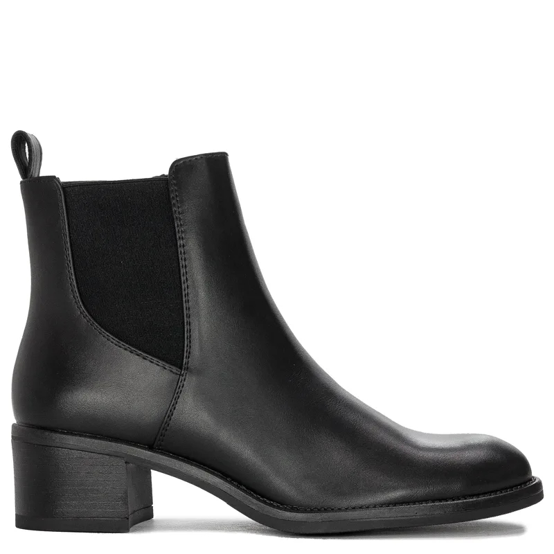 Black boots Sergio Leone insulated on the post