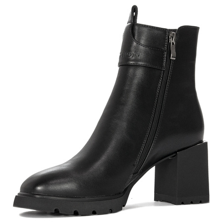 Women's Filippo boots on a black insulated post