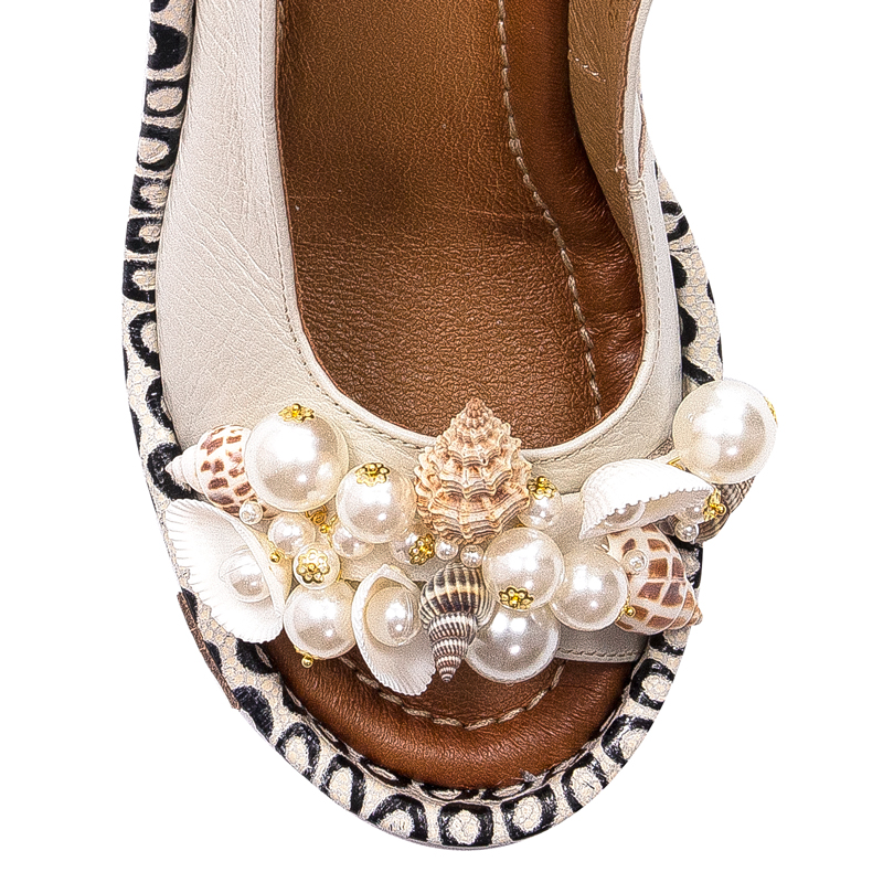 Maciejka Fashionable Women's Sandals On High Block Heel With Shells And Pearls Beige 05932-04/00-1
