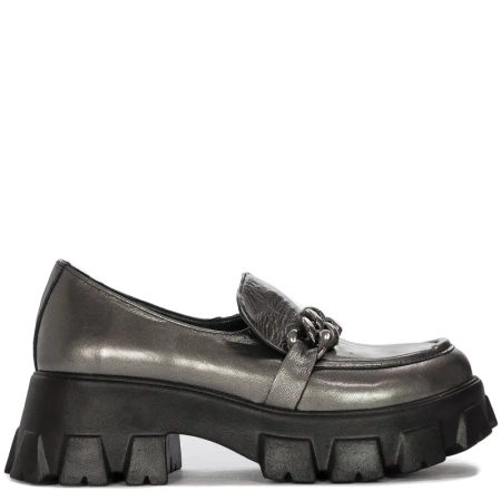 Venezia Women's shoes, loafers, leather lacquer with a chain Silver