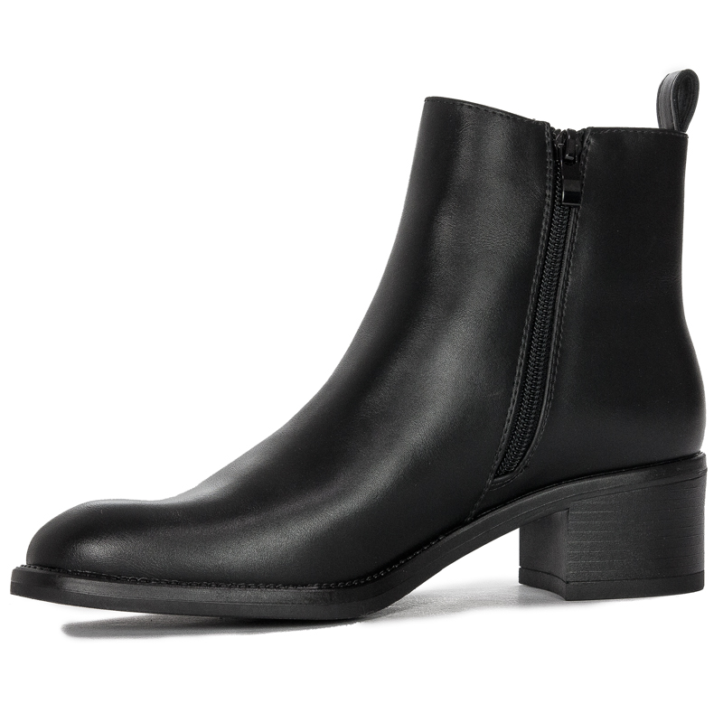 Black boots Sergio Leone insulated on the post
