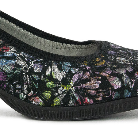 Maciejka 03763-43-00-5 Black Flowers Pumps
