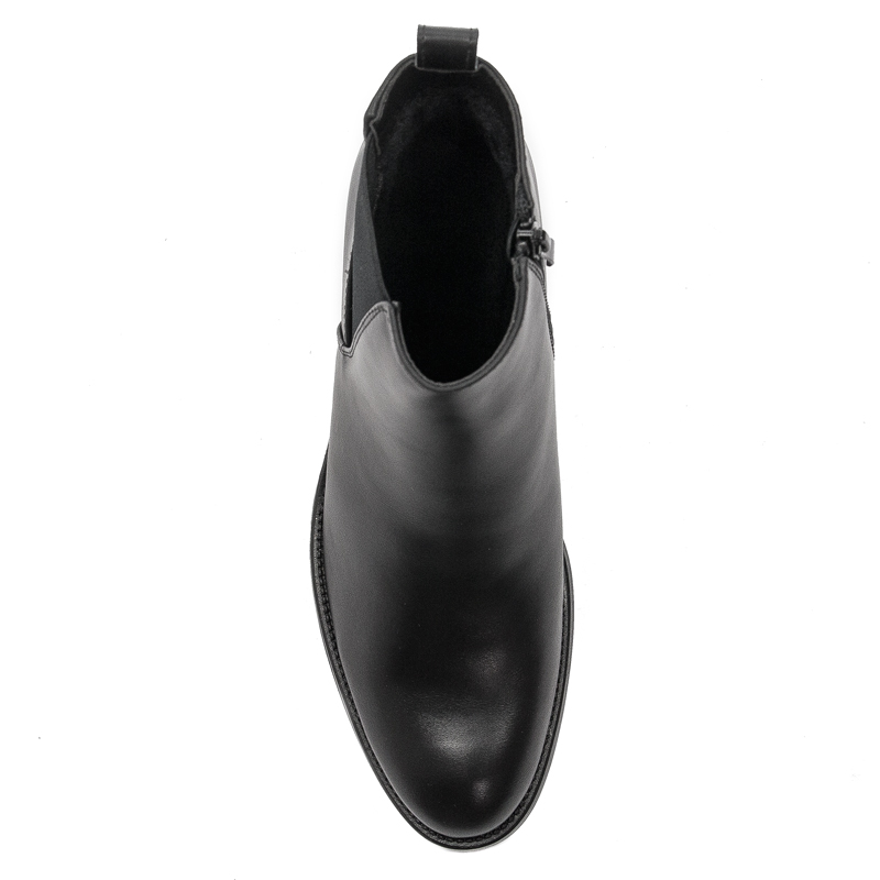 Black boots Sergio Leone insulated on the post