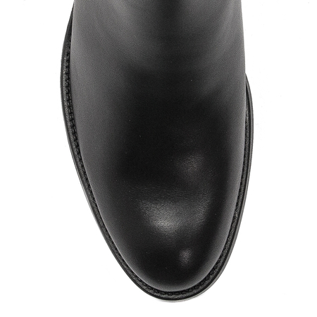 Black boots Sergio Leone insulated on the post