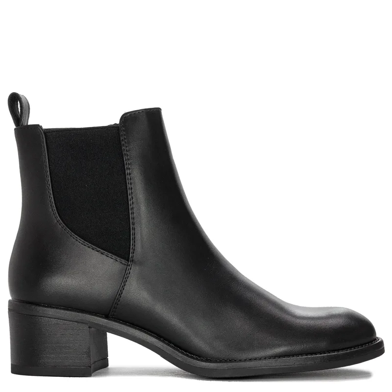 Black boots Sergio Leone insulated on the post