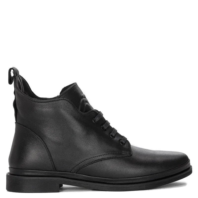 37 / 5 000 Wyniki tłumaczenia Black flat leather Boccato boots