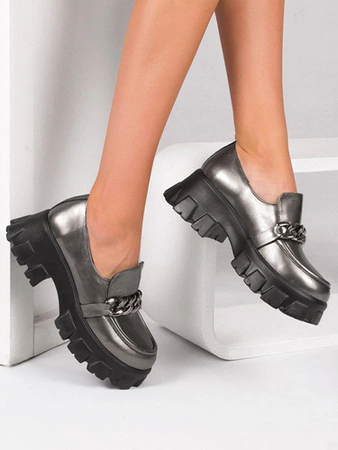 Venezia Półbuty damskie mokasyny skórzane lakier z łańcuchem Silver srebrne