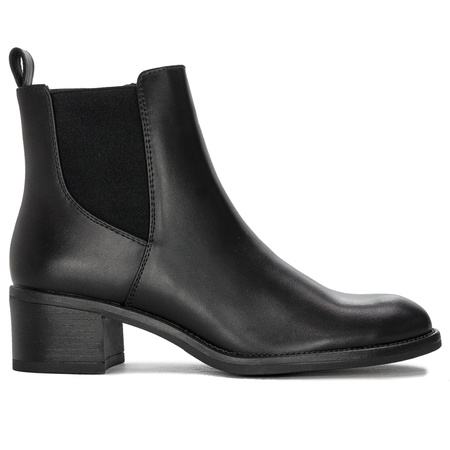 Black boots Sergio Leone insulated on the post