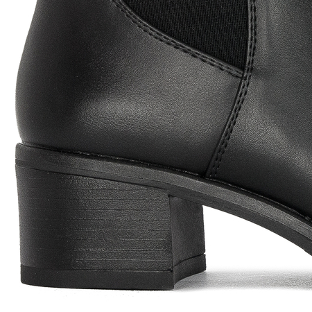 Black boots Sergio Leone insulated on the post