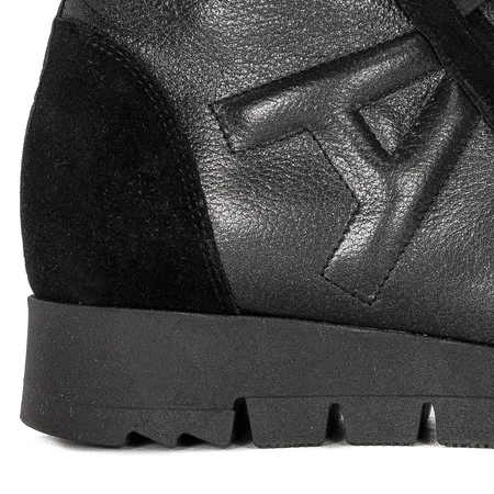 AGA Women's Black boots