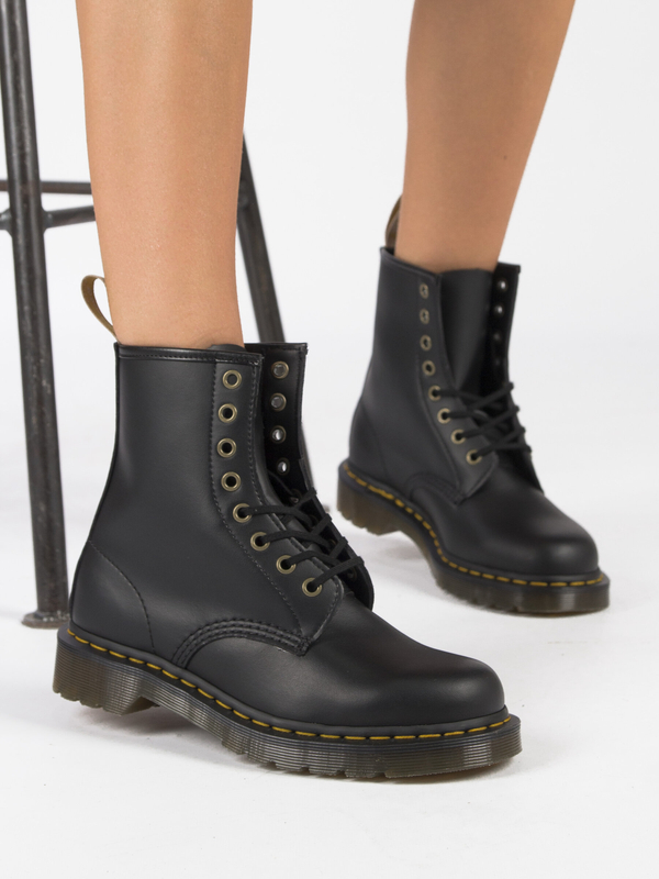 Dr. Martens Botki glany damskie skórzane Vegan 1460 Black