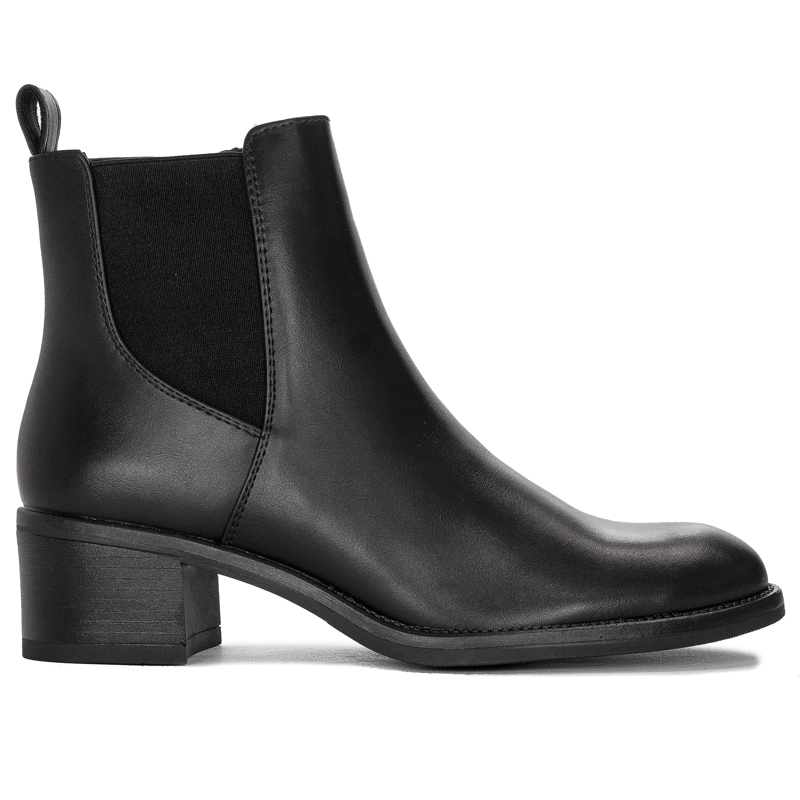 Black boots Sergio Leone insulated on the post
