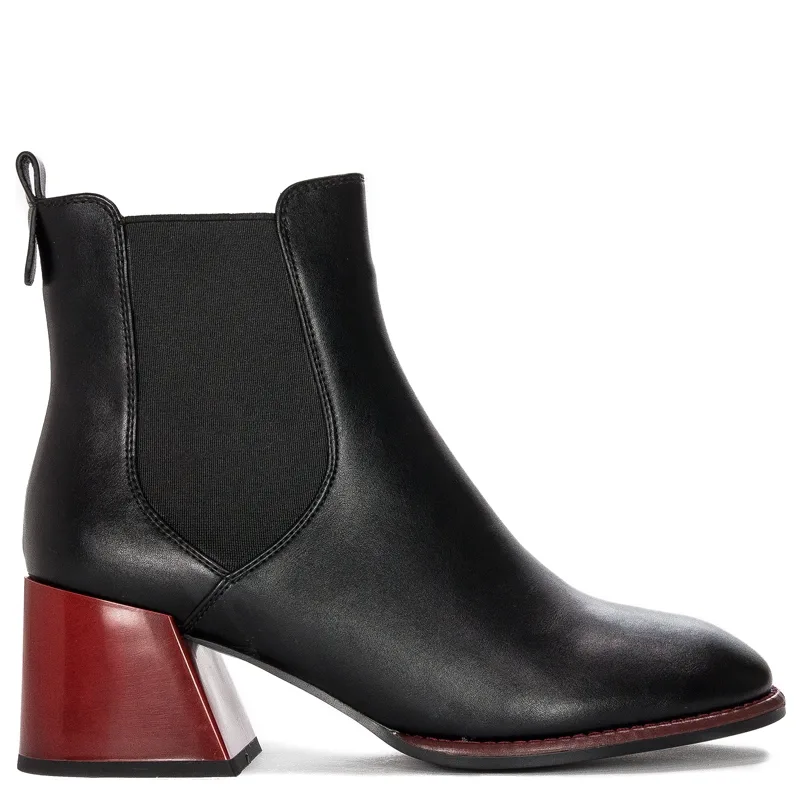 Women's Filippo boots on a black insulated post