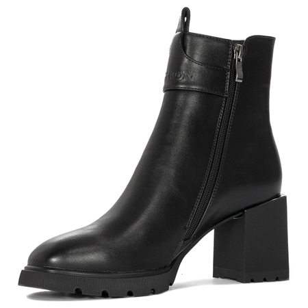 Women's Filippo boots on a black insulated post