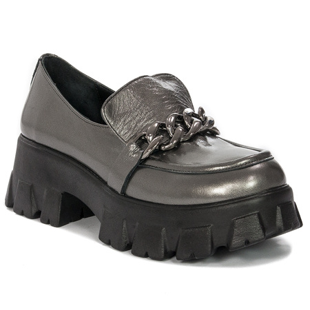 Venezia Women's shoes, loafers, leather lacquer with a chain Silver