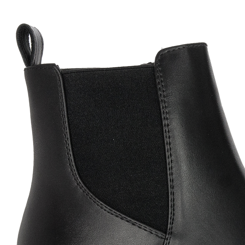 Black boots Sergio Leone insulated on the post