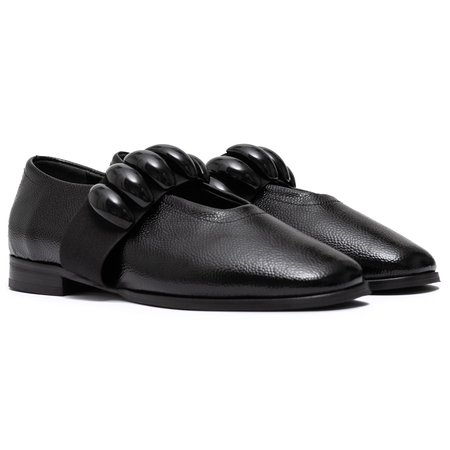 Boccato Skórzane Lakierowane Półbuty Damskie Wsuwane z Ozdobnym Paskiem Czarne 728-826-BLACK