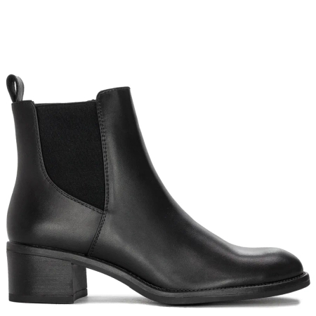 Black boots Sergio Leone insulated on the post